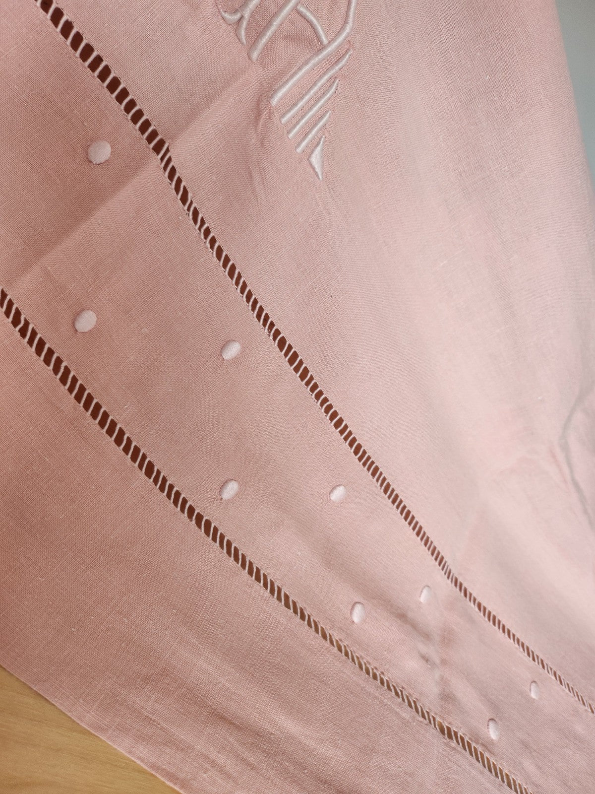 Retour de drap ancien transformé en nappe monogramme BA rose B8