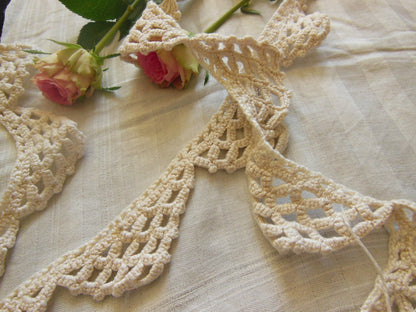 Dentelle ancienne épaisse crochet triangle 2 m 25 su r 5,5 cm B6