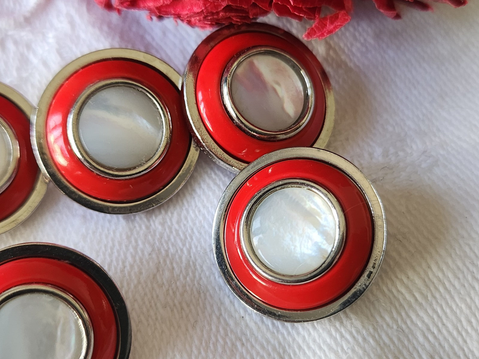 Lot 6 boutons anciens en metal coeur en nacre rouge 1,7 cm ref 3736