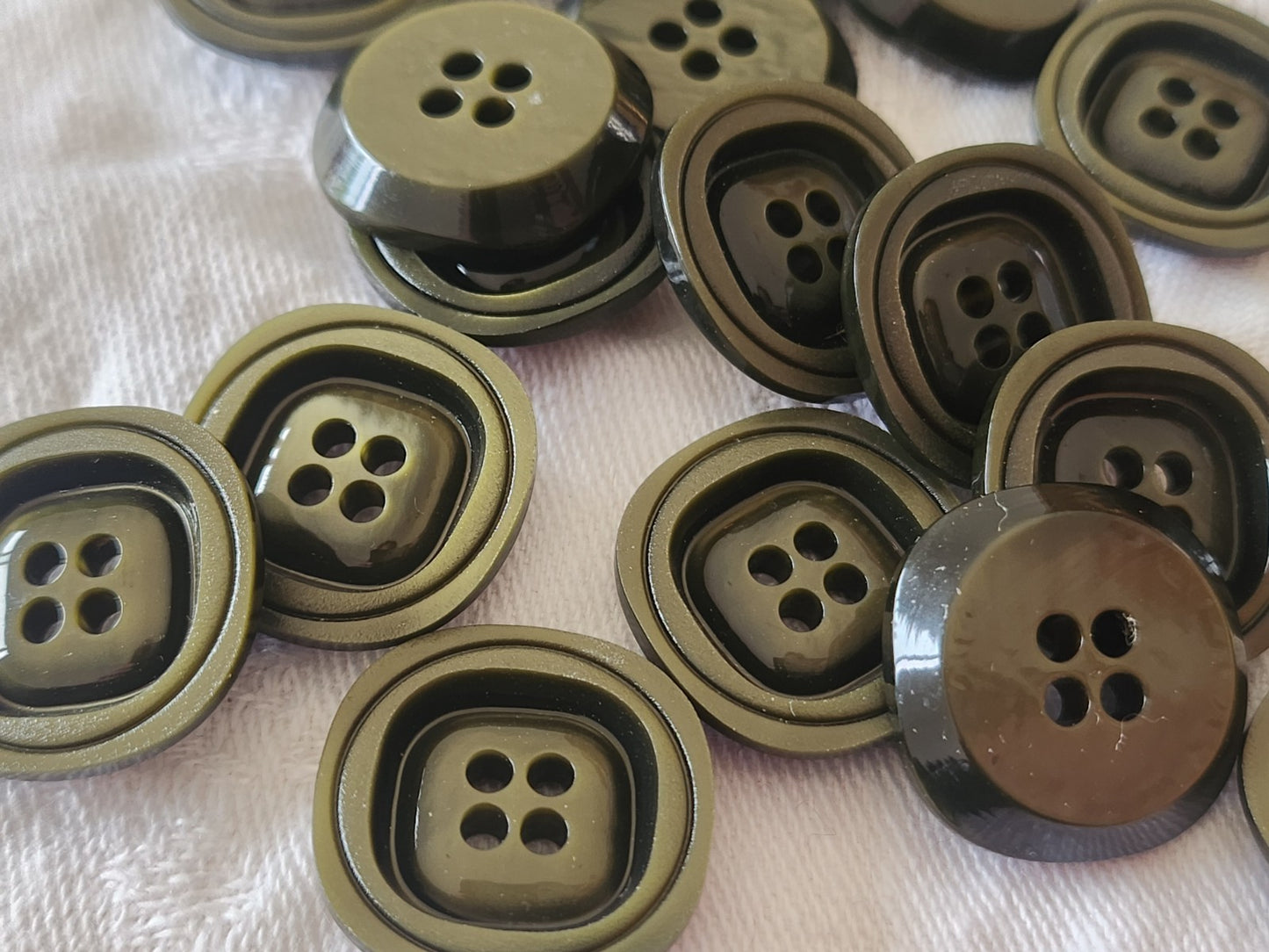 Lot 8 boutons vintage vert lumineux à trous 2 cm ref 3969