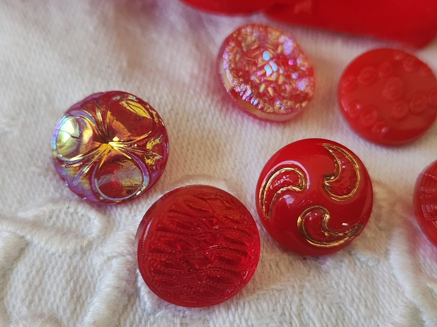 Lot 6 petits boutons vintage en verre rouge ancien 1,2/ 1,3 cm ref 4825