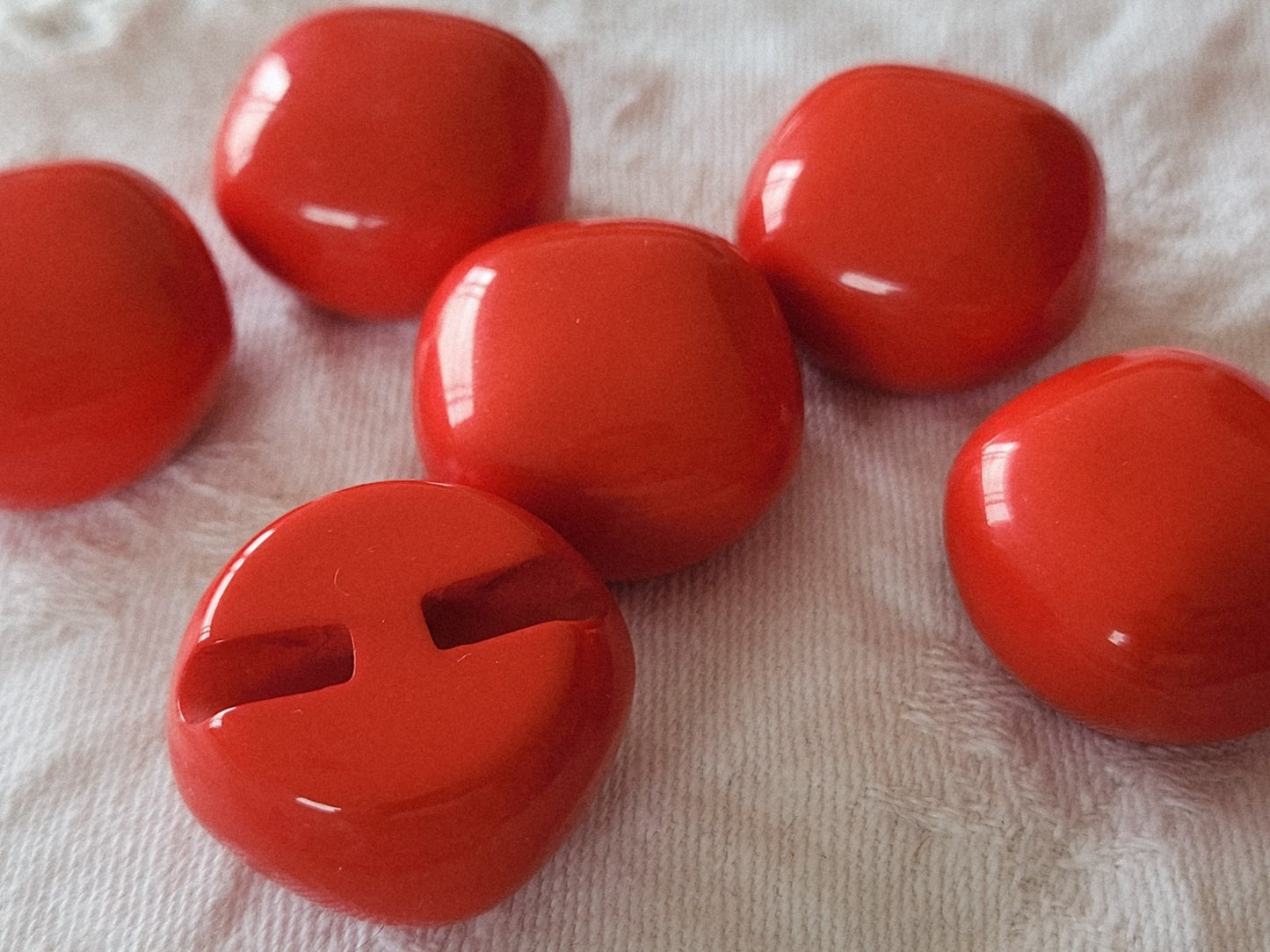Lot 6 volumineux boutons rouge à pied 2,4 cm lourd superbe ref 5983 **
