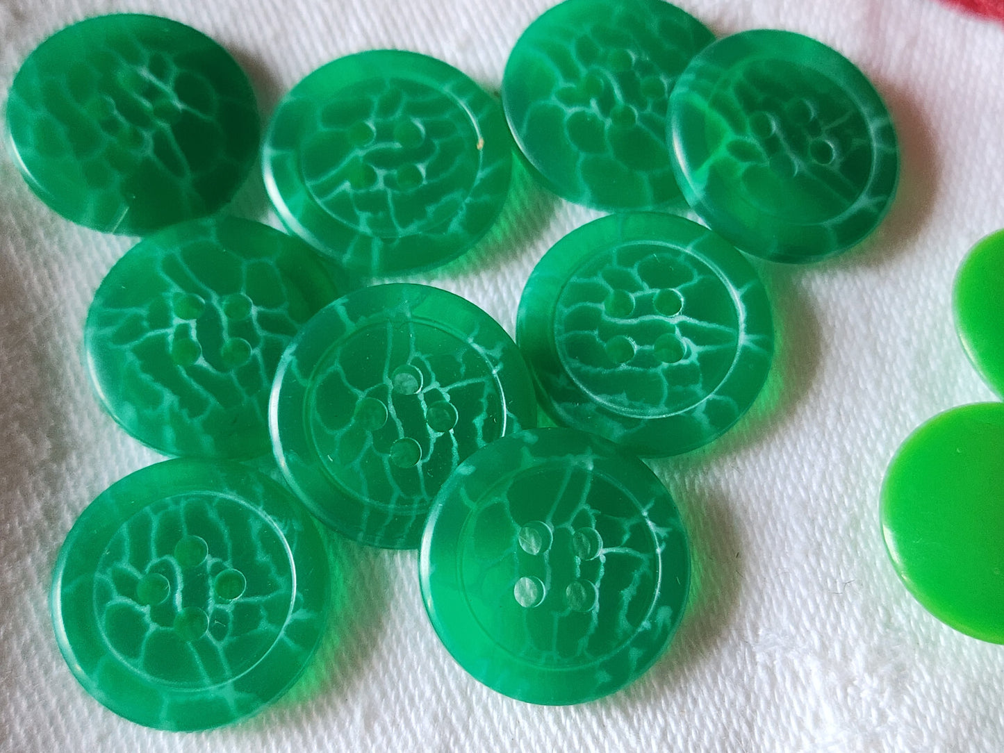 Lot 14 boutons vintage vert 2 séries  1,7 et 1,8  cm  pied ref 2358