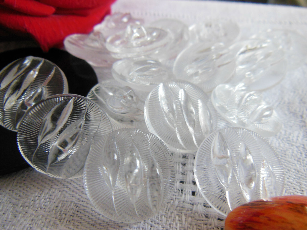 Lot 10 boutons anciens en verre travaillé  transparent 1,8 cm ref 4009 **