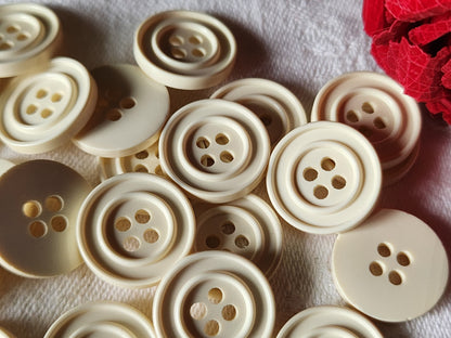 Lot 24 boutons vintage blanc creme 1,7 cm travaillé trous ref 1771