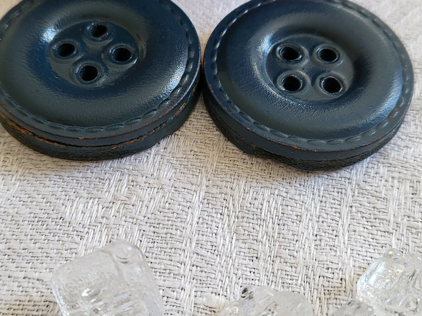 Duo gros boutons anciens en cuir bleu pourtour travaillé  3,1 cm ref 2456