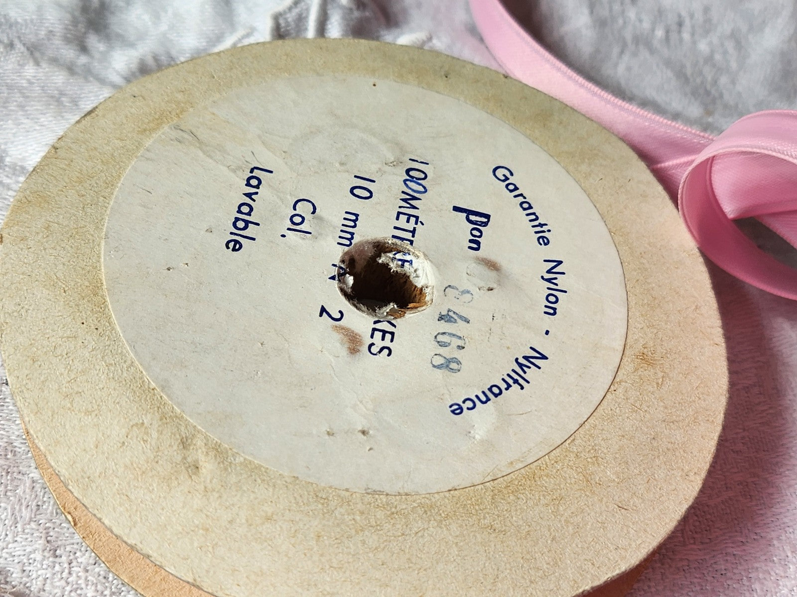 Ruban fin ancien nylon rose  épais 5 mètres sur 1 cm plutôt raide B5 n°28
