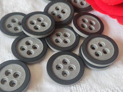 Lot 7 gros boutons vintage gris noir trous 2,5 cm ref 1408