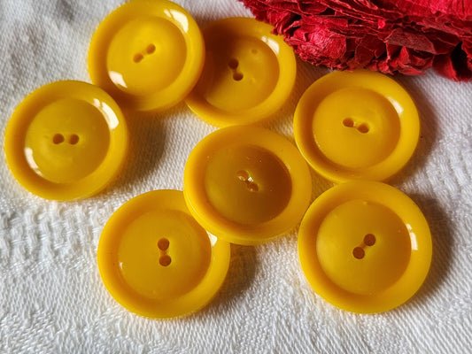 Lot 7 boutons vintage jaune lumineux trous 2,3 cm ref 3122