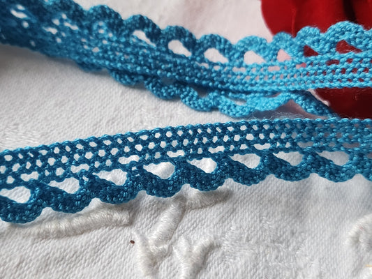 Dentelle vintage rouge bleu paon coton 3 métres sur 1,2 cm A3