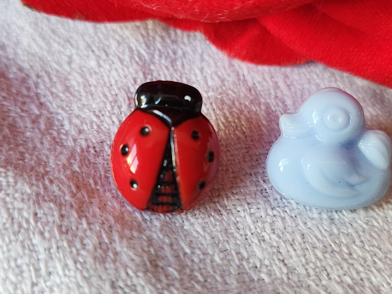Duo boutons anciens en verre canard coccinelle au max 1,3 et 1,4 cm G19A