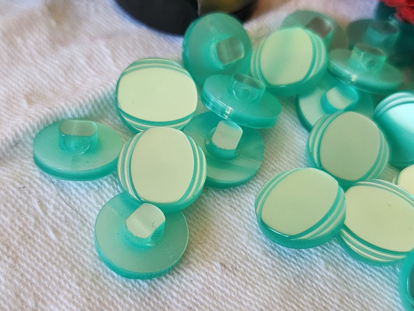 Lot 20 petits boutons vintage à pied vert d'eau bleu 1,3 cm  lumineux ref 4920