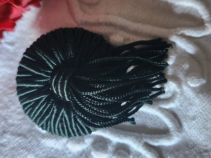 Gros bouton ancien en passementerie avec pendants vert 3,1 cm ref 3936 **