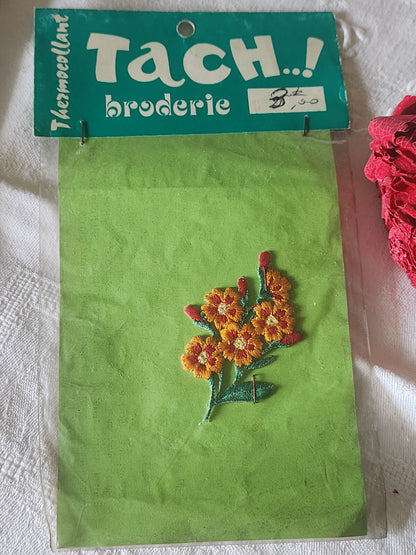 Ancien patch vintage thermocollant fleurs broderie customisation 