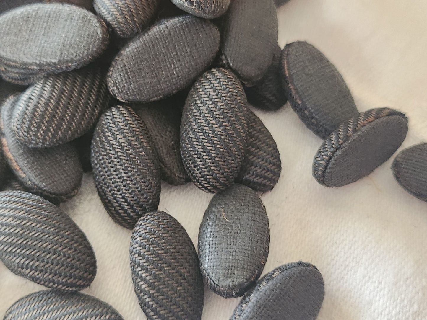 Lot 68 anciens cabochons en tissu 1,1 cm / 2,1 cm noir vers 1900 T7