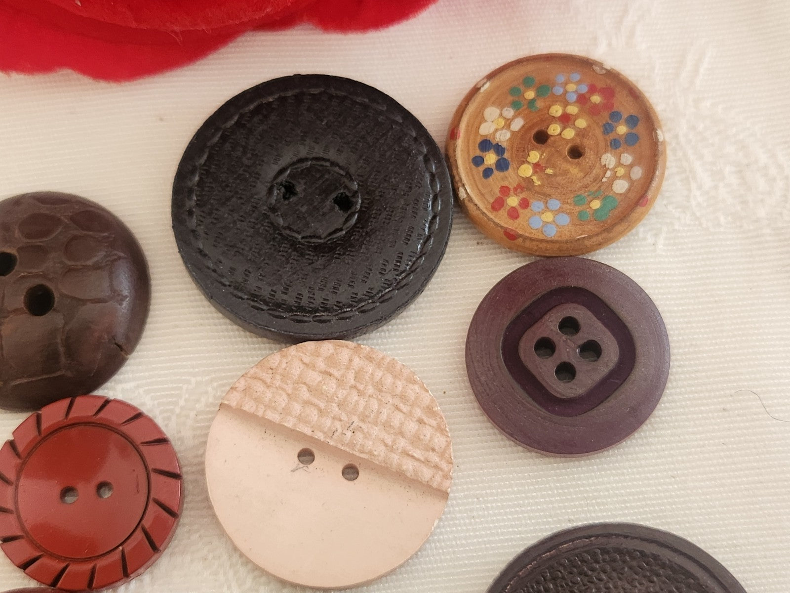 Panaché lot 12  boutons anciens en bois vintage trous 1,7 à 2,7 cm ref 6253