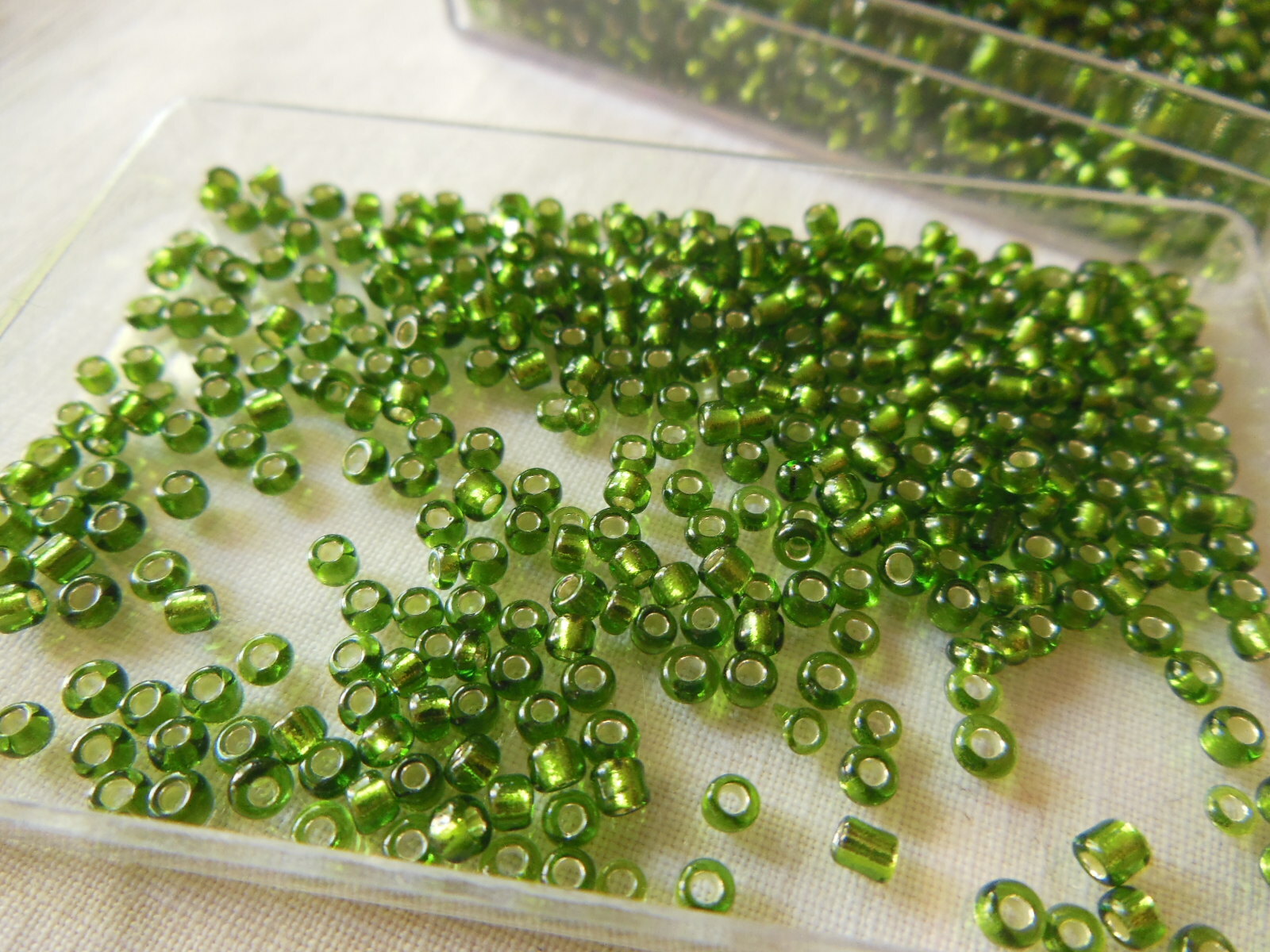 Lot environ 20  grammes de perles de rocaille vert lumineux n°1