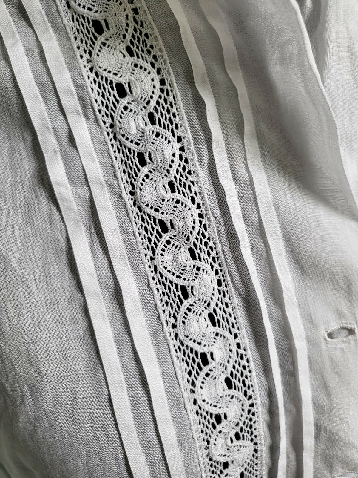 Chemisier vintage très fin dentelle plis religieux taille 38? B1