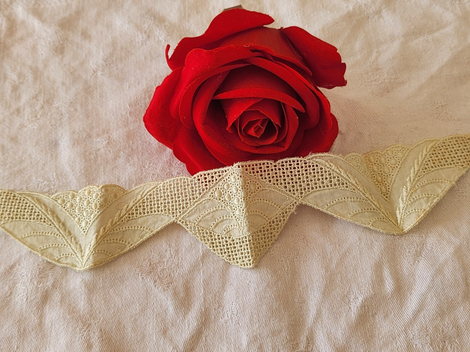 Incrustation application ancienne jaune 22 cm sur 4,8 cm dentelle T2-14