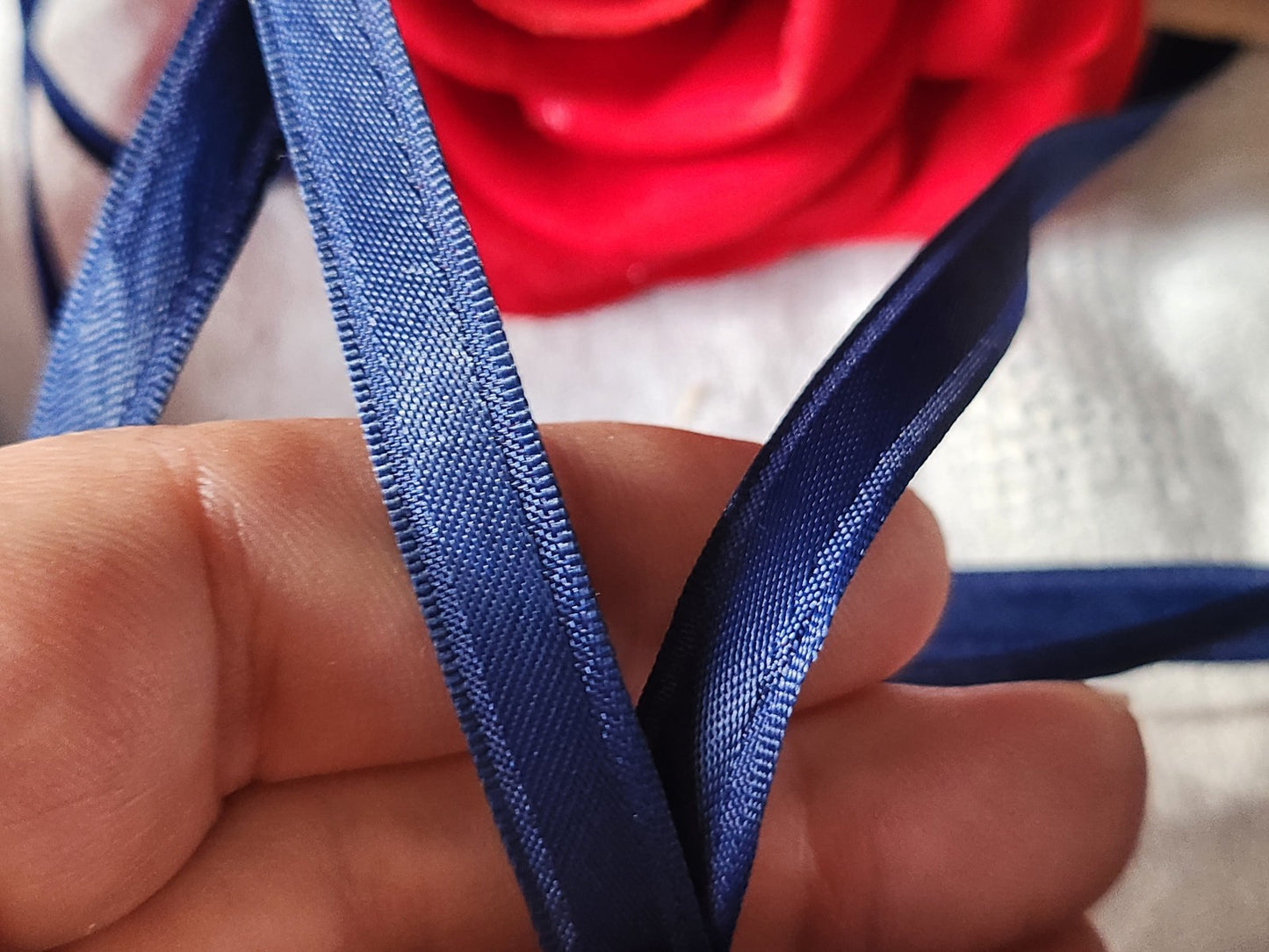 Ruban fin ancien nylon bleu épais 10 mètres sur 0,7 cm modiste mercerie B5 n°11