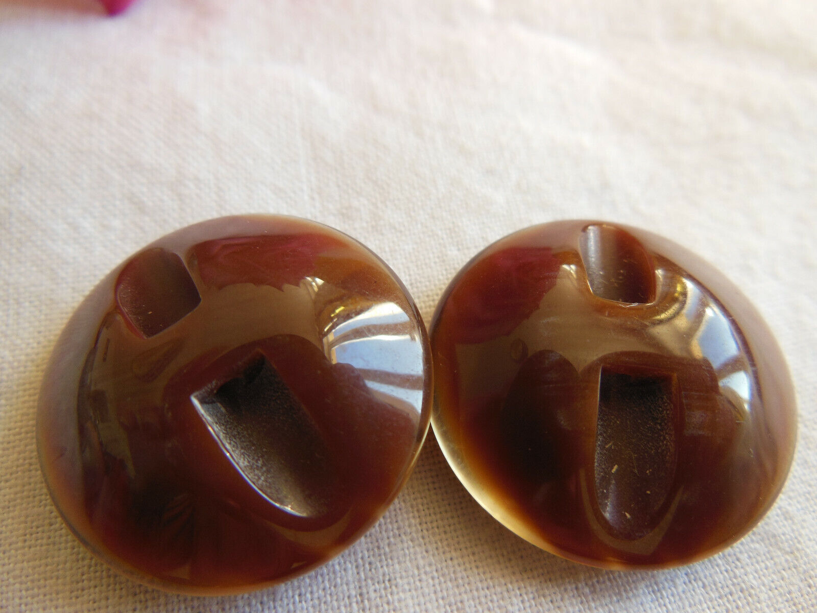 Duo boutons vintage marron avec inclusion  à pied bijoux diamètre 2,2 cm G6N