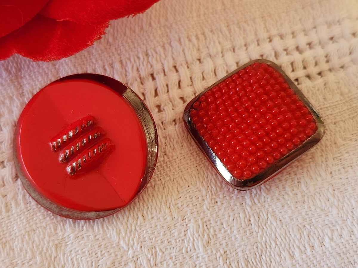 Duo boutons anciens en verre rouge 1,8 cm et 2,1 cm argenté D17M