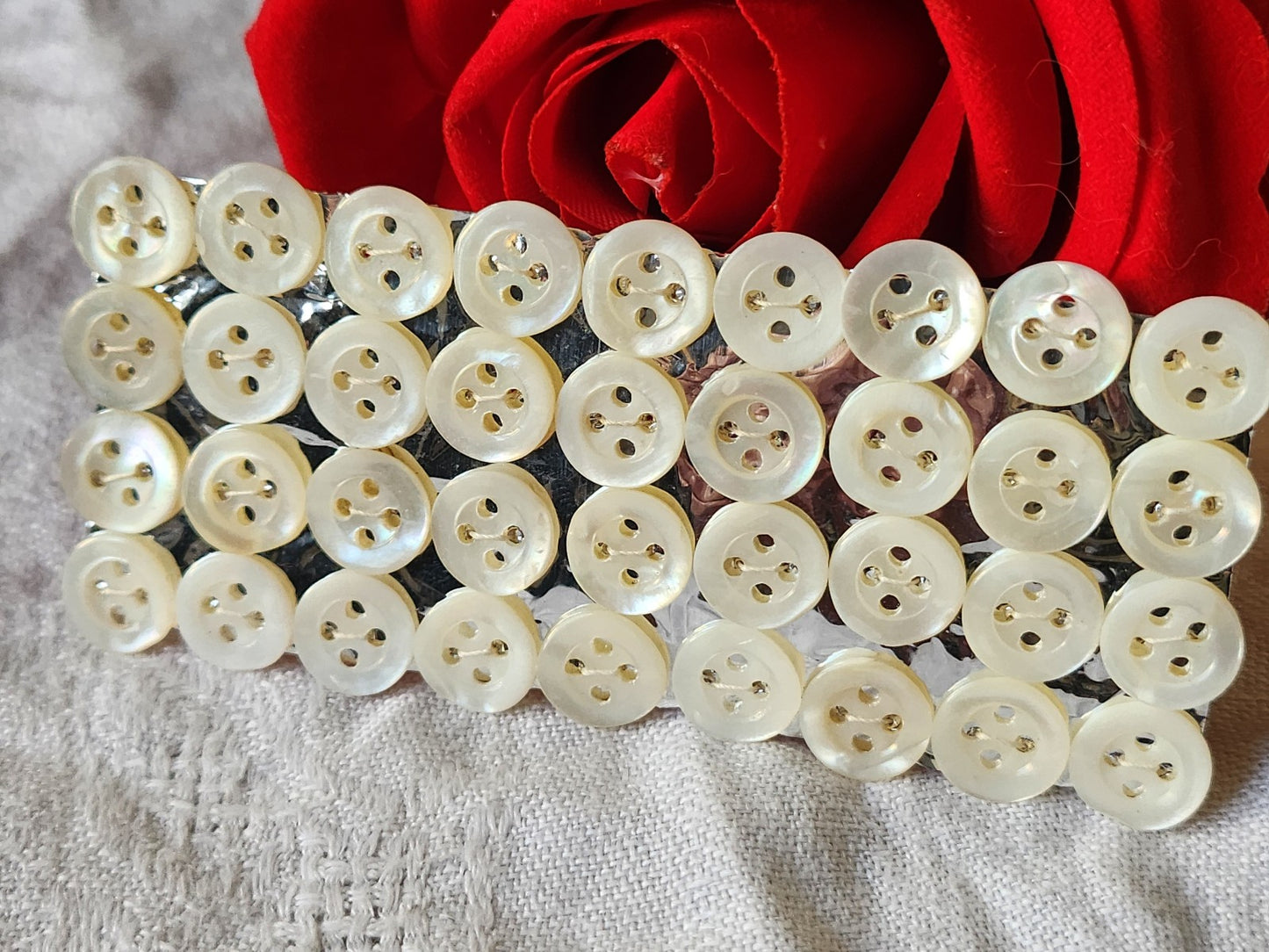 Plaque lot 36 boutons anciens en nacre blanc trous 1 cm corsage mini N°1