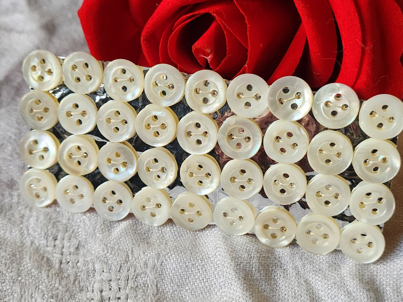 Plaque lot 36 boutons anciens en nacre blanc trous 1 cm corsage mini N°1