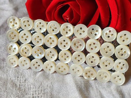 Plaque lot 36 boutons anciens en nacre blanc trous 1 cm corsage mini N°1