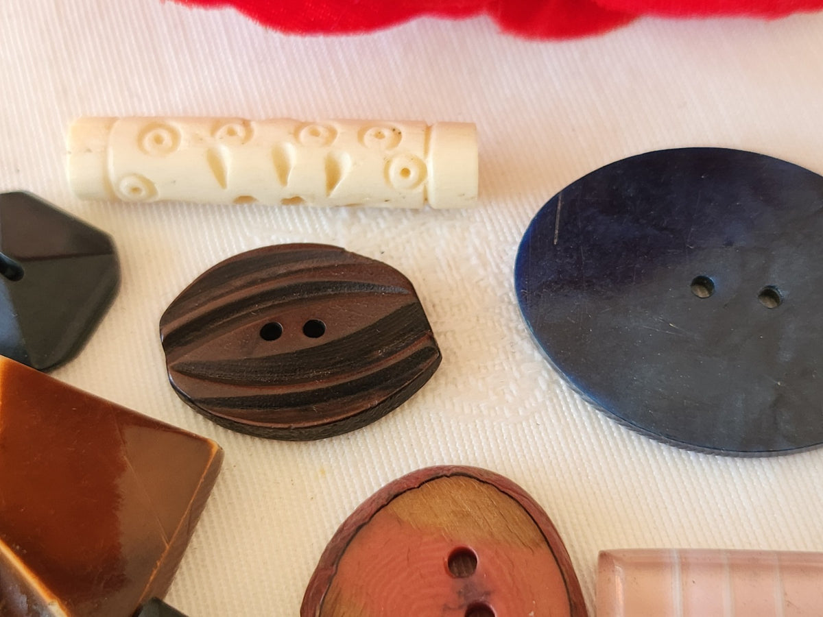 Lot 30 boutons anciens forme originale  collection 1,5 à 7,3 cm ref 6658