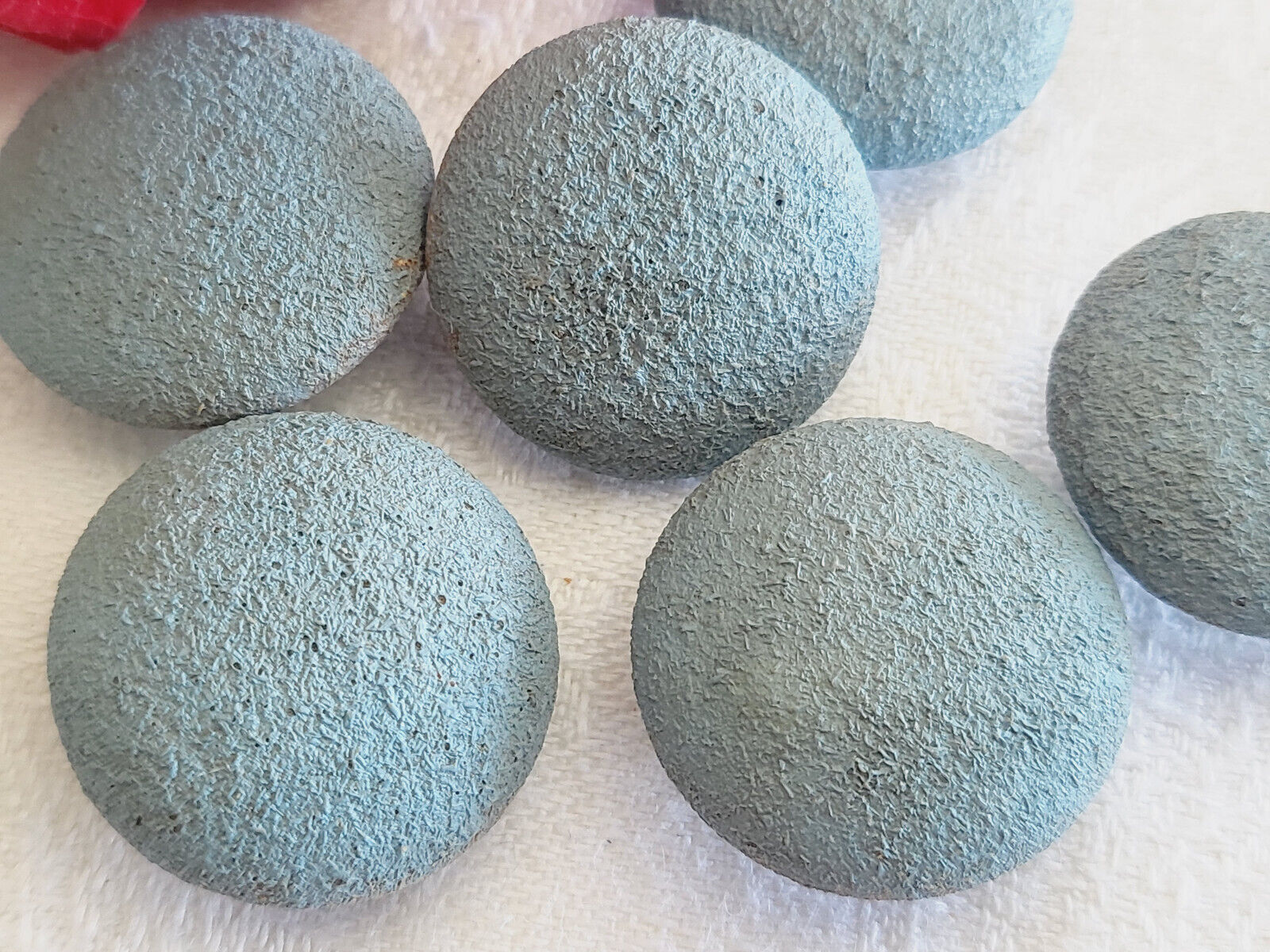 Lot 6 boutons anciens en bois bleu texturé à pied  2,2 cm ref 2049