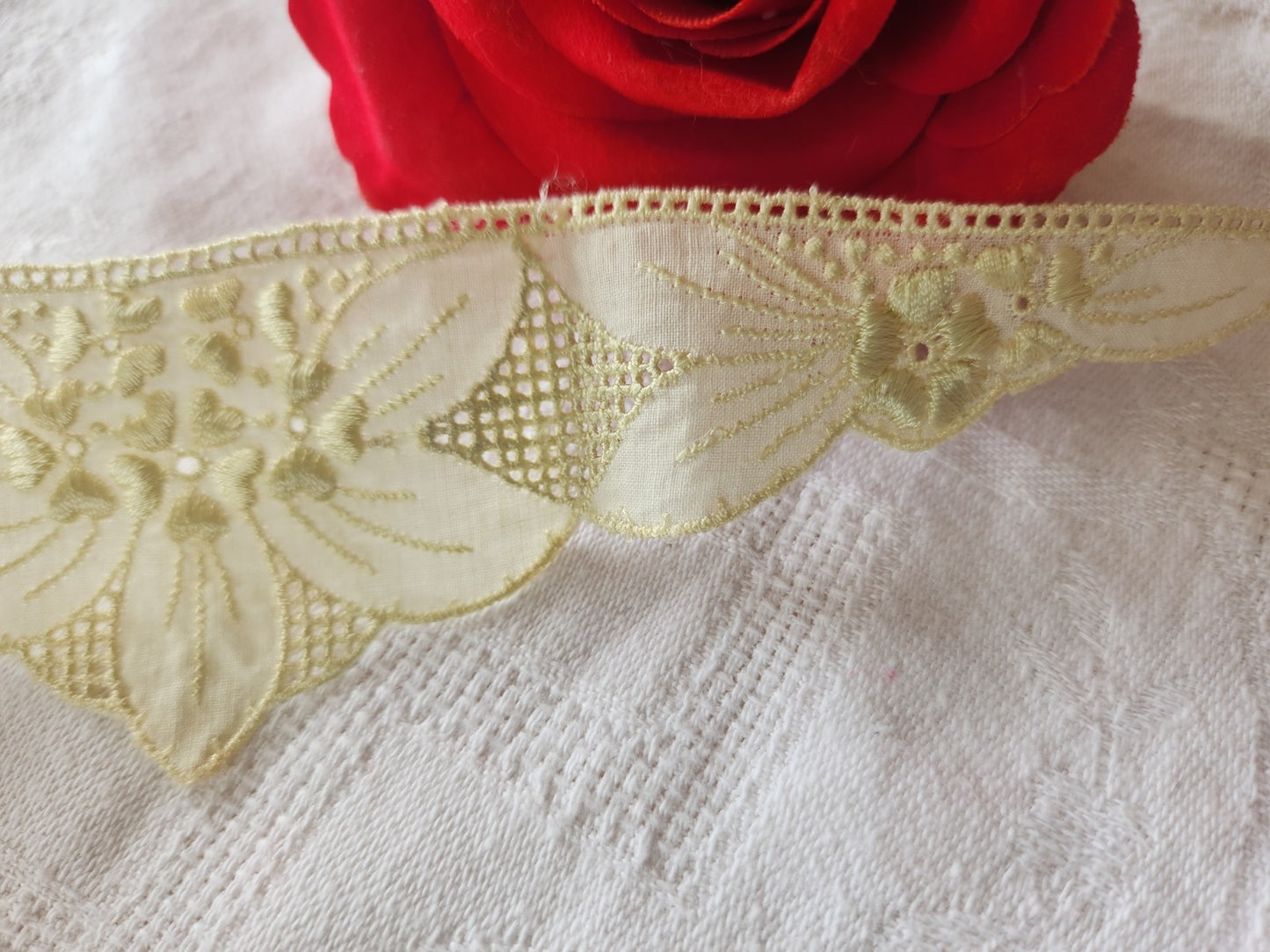 Incrustation application ancienne jaune pale 29,5 cm sur 4,7 cm dentelle  T7