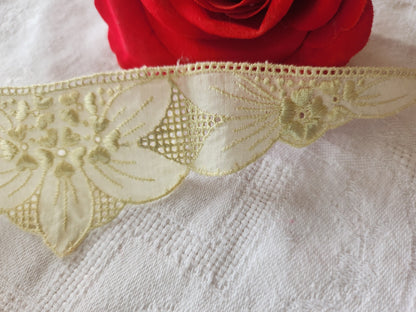 Incrustation application ancienne jaune pale 29,5 cm sur 4,7 cm dentelle  T7
