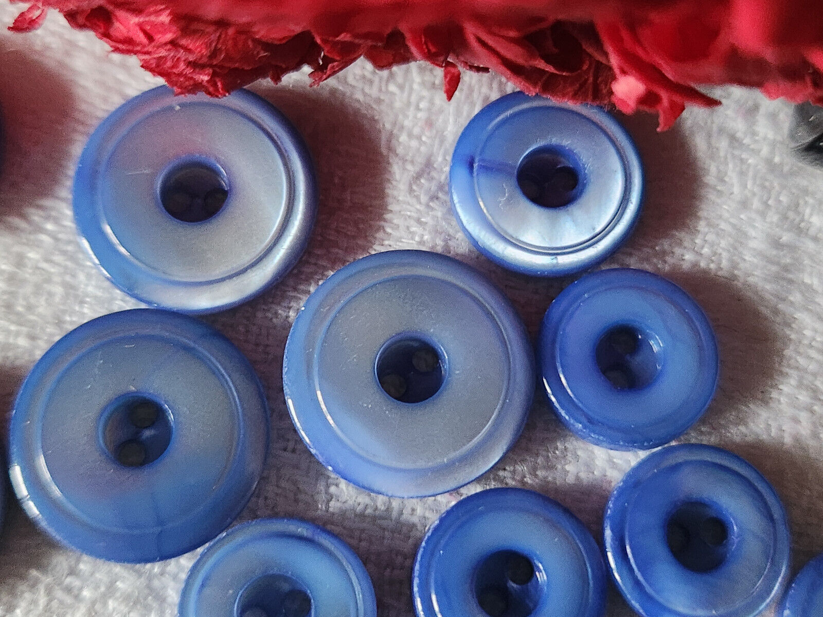 Lot 13  boutons vintage en nacre  bleu panaché 1,1 et 1,5  cm ref 2815