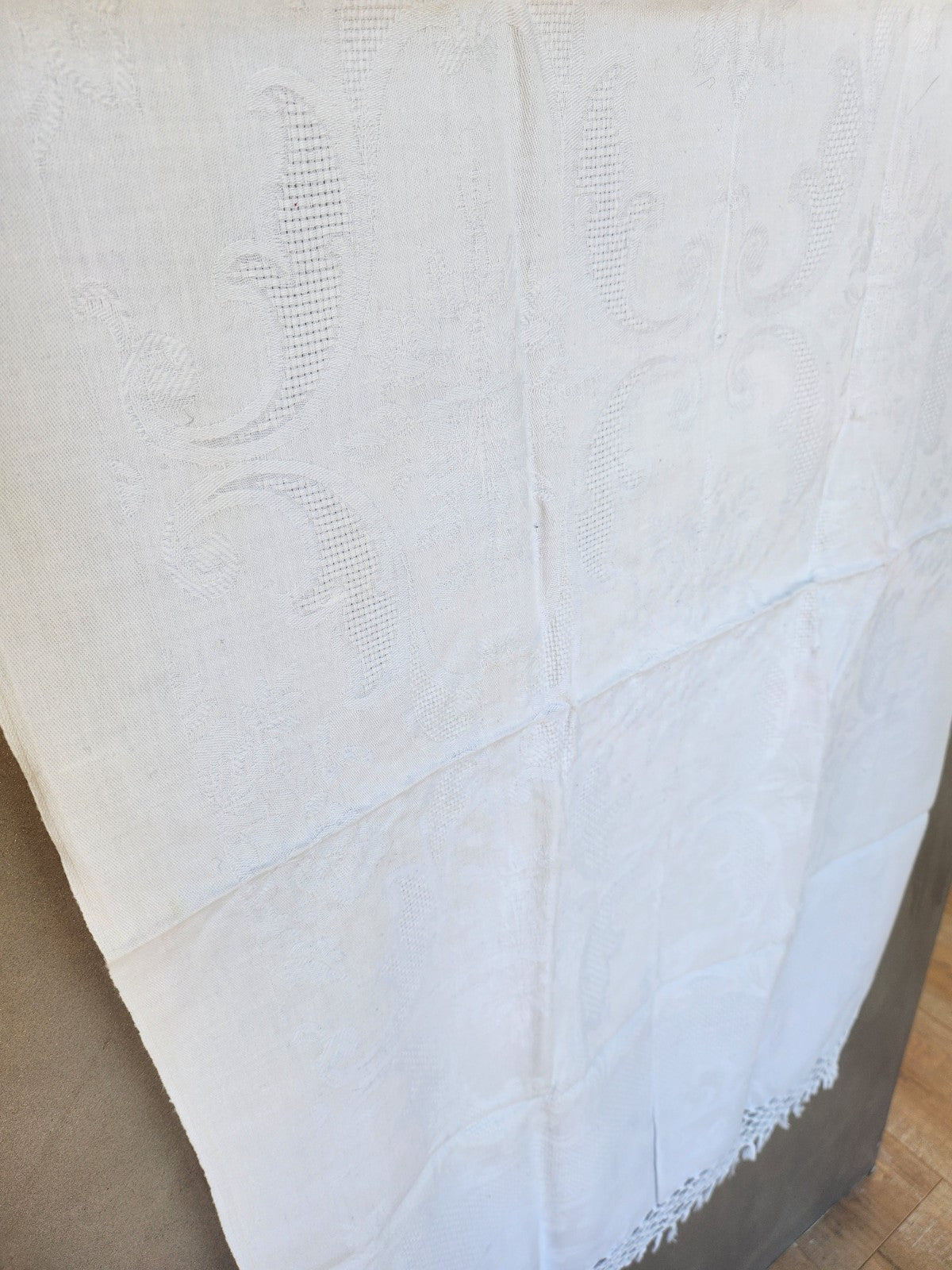 Ancien cache torchon ou serviette frangée blanc damassée B6