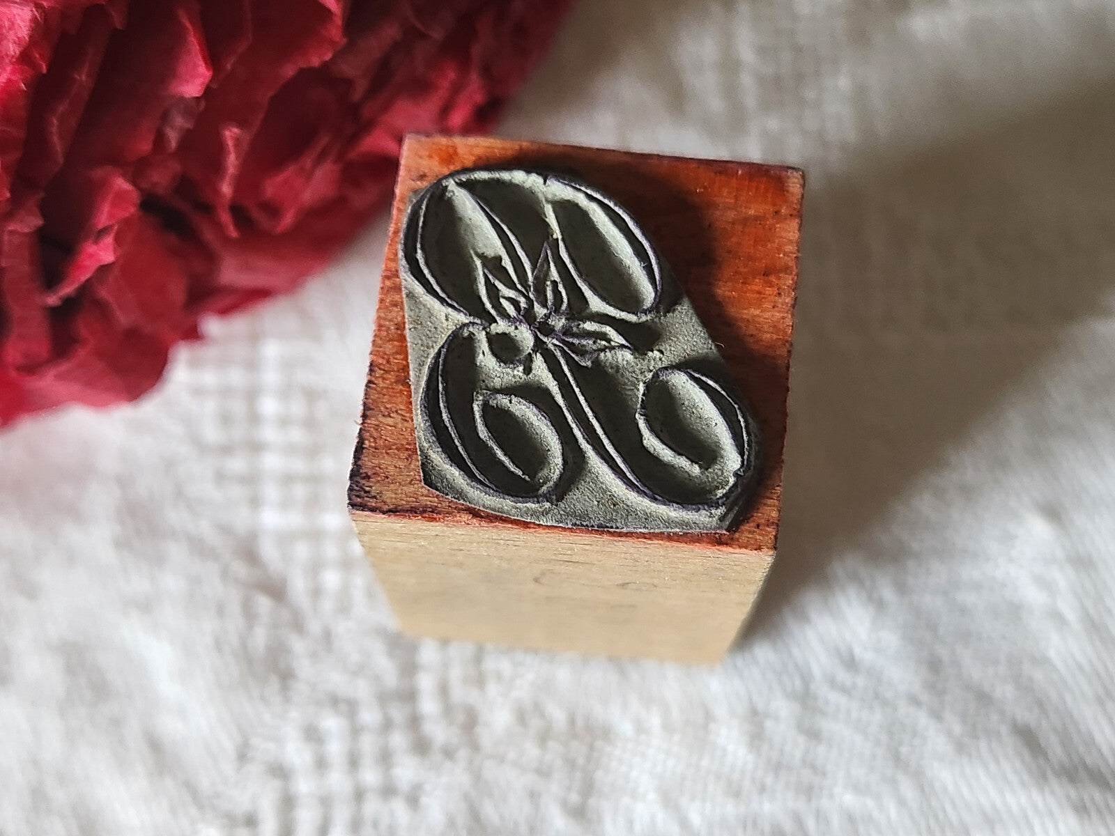 Tampon ancien monogramme B  broderie feston collection couture mercerie