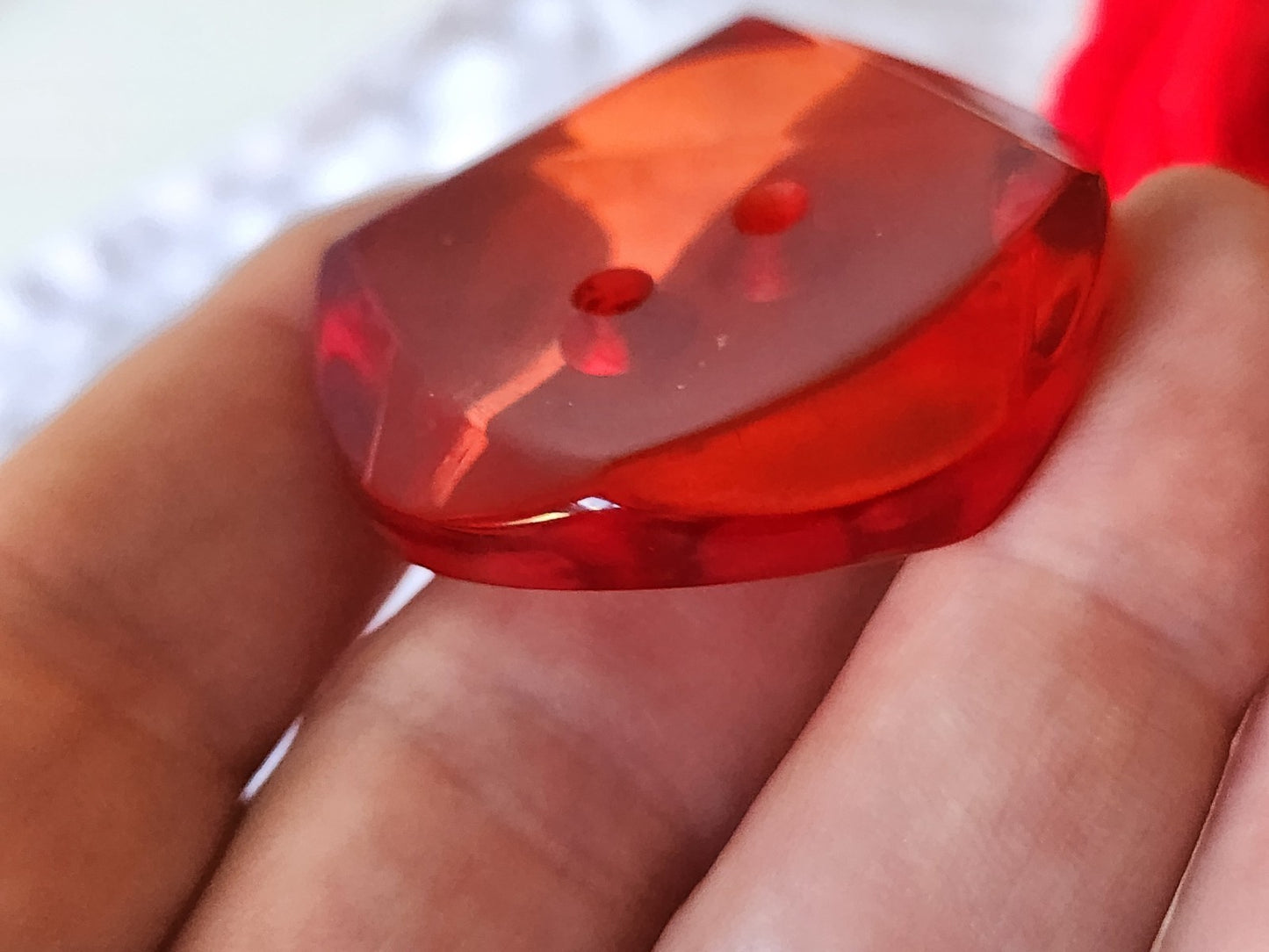 Gros bouton vintage rouge transparent épais superbe 4 cm trous ref  4913 **