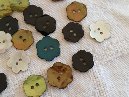 Lot 21 boutons vintage en nacre panaché  fleur 1,5 à 2 cm ref 6481