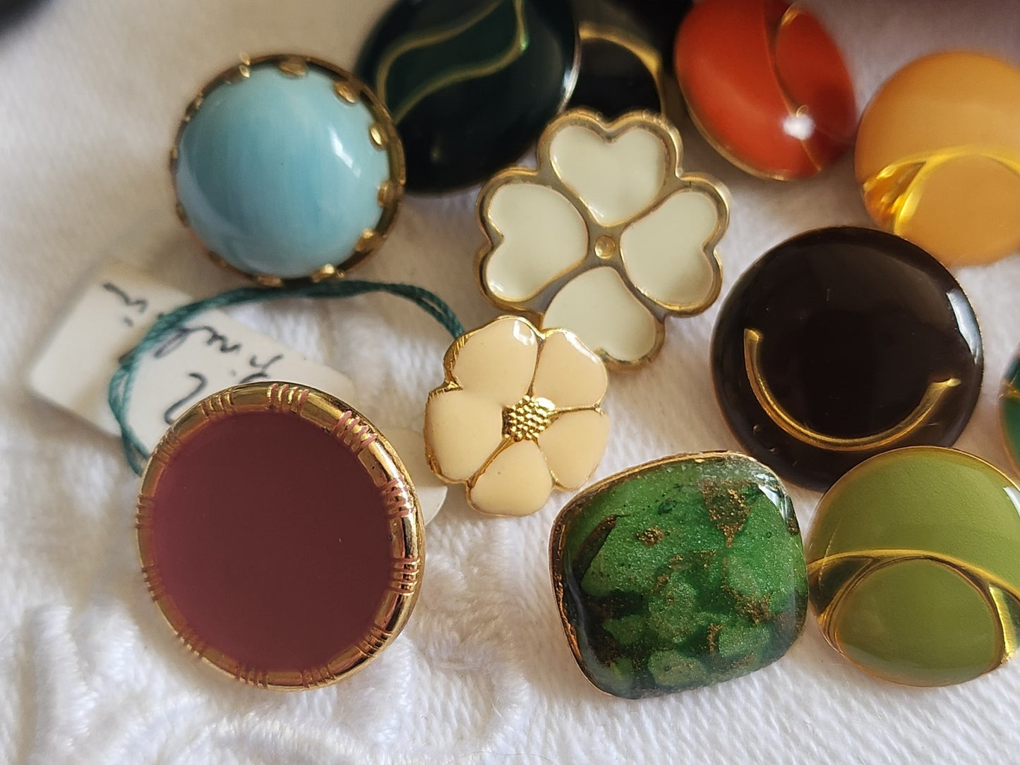 Lot 13 boutons vintage en métal  panaché 1,1 à 1,5 cm ref 1404