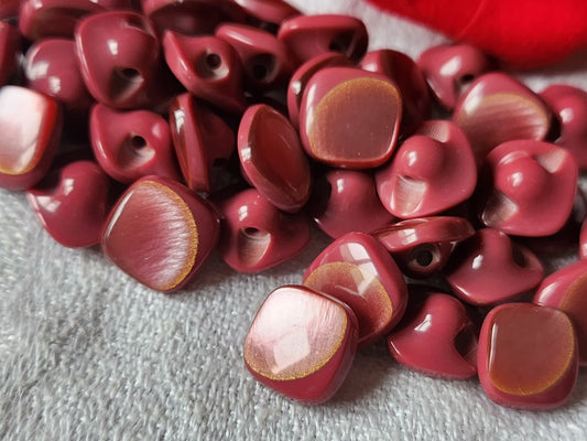 Lot 18 mini  boutons vintage à pied jolis carré rose foncé   1 cm ref 309