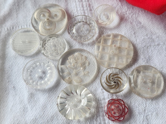 Lot 12 boutons anciens lucite ciselé collection 1,4 cm à 2,2 cm ref 3062