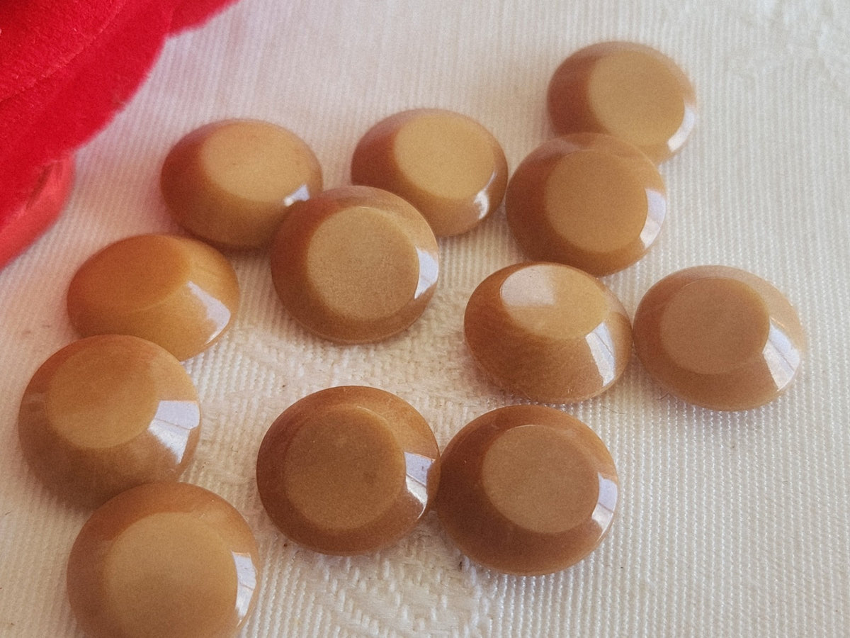 Lot 11 ^petits boutons anciens en corozo  marron à pied 1,2 cm ou 12 mm ref 6269