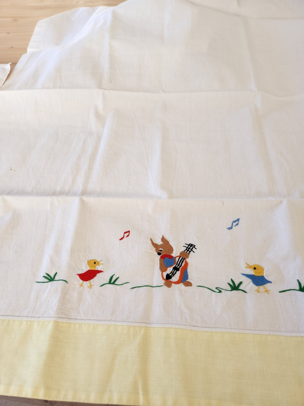 Ancien petit drap  enfant bébé vintage broderie ours musicien B8