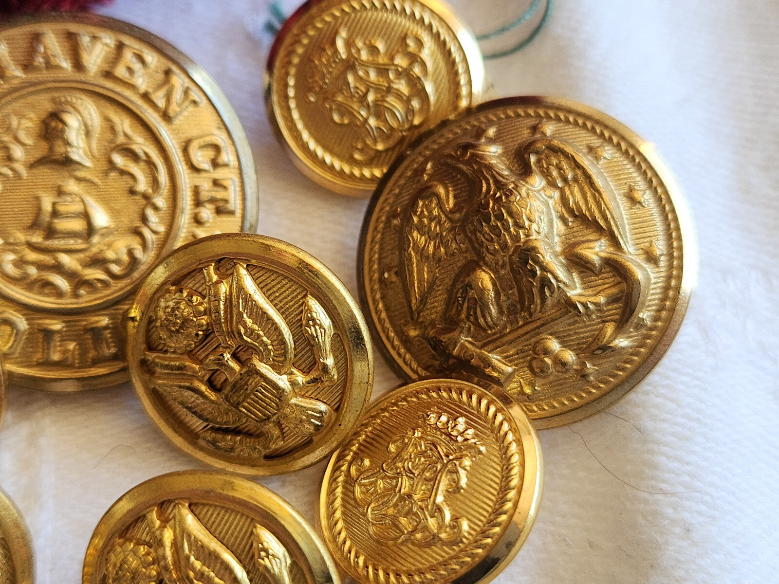 Lot 8 boutons vintage en métal doré 1,5 cm à  2,5 cm cm ref 755