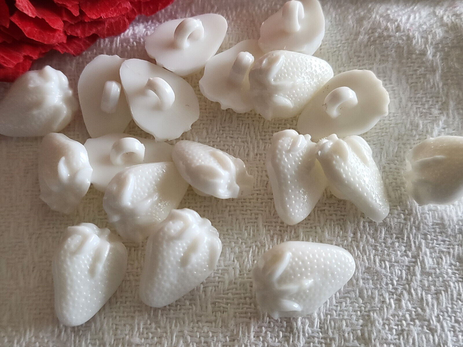 Lot  17 boutons forme fraise  fruit  pied blanc 1,5 sur 1 cm  ref 6091