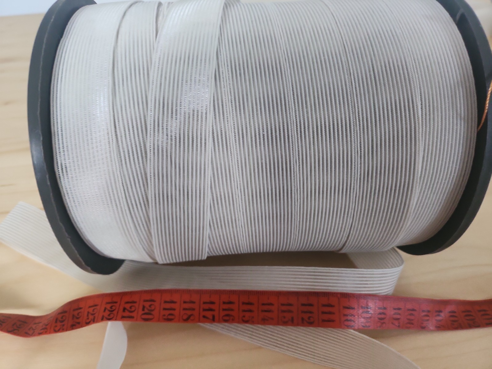 Large élastique  blanc cassé  sur rouleau transparent largeur 2,4 cm A4