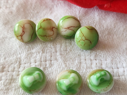Lot 7 petits boutons vintage en verre marbré vert 1 cm pied ancien ref 6444