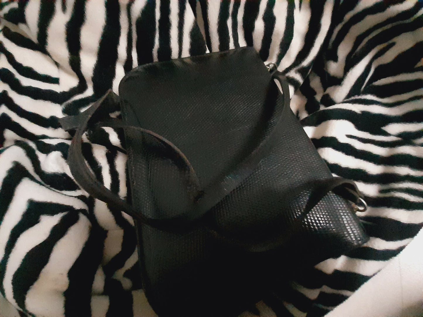 Ancien sac en main noir motif alveole  retro vintage