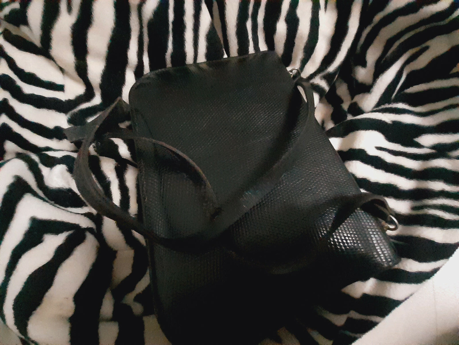 Ancien sac en main noir motif alveole  retro vintage