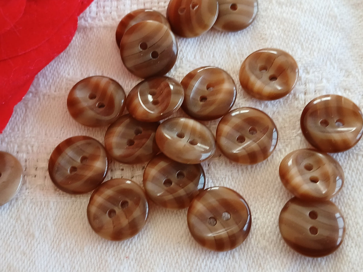 Lot 18 petits boutons marron  camaïeu trou 1,2 cm 12 mm ref 6465